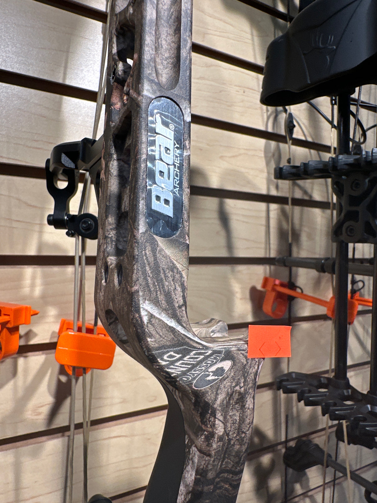 3310528 Bear Execute 30 EKO RH Mossy Oak Country DNA